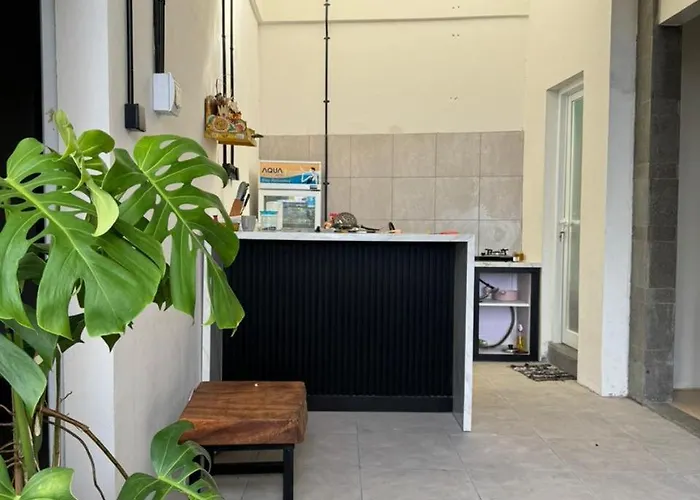 Adi Bali Pensión 3*